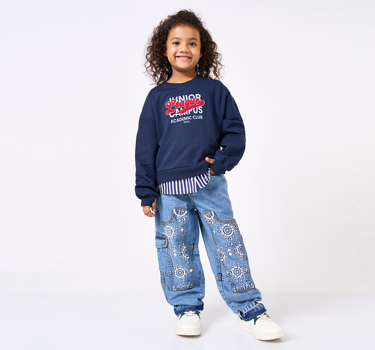 Barrel Fit with Schiffli Patch Jeans Blue
