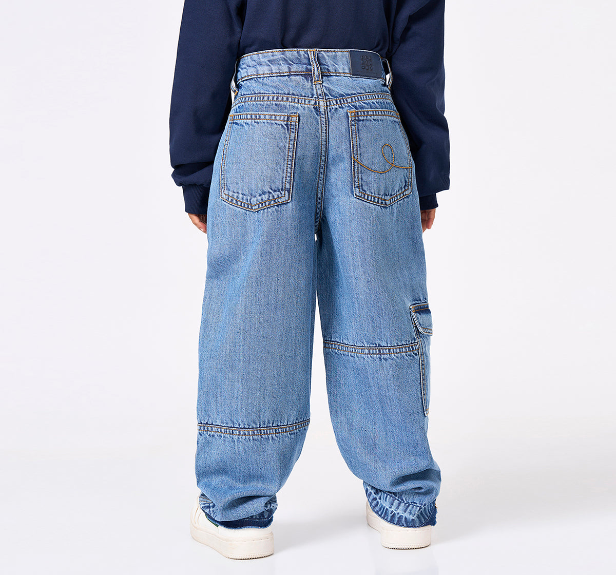 Barrel Fit with Schiffli Patch Jeans Blue