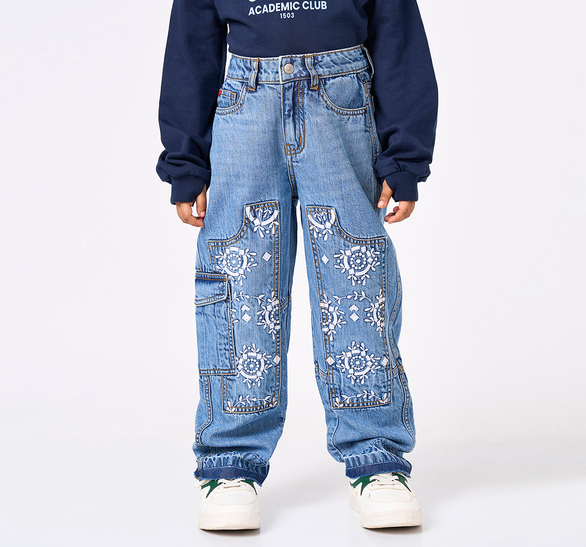 Barrel Fit with Schiffli Patch Jeans Blue