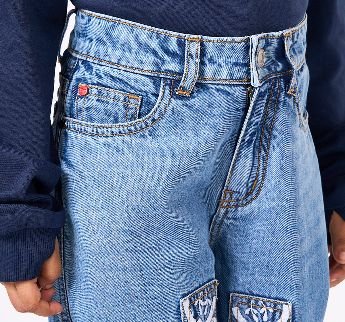 Barrel Fit with Schiffli Patch Jeans Blue